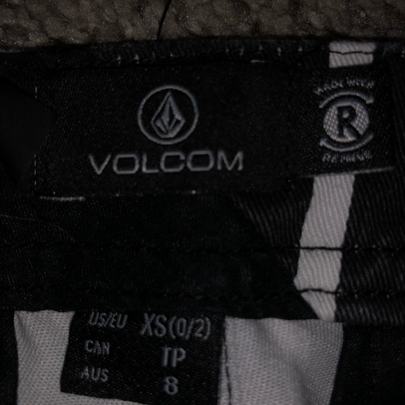 Volcom NWOT black and white striped mini skirt w zipper & pockets! - Picture 3 of 3